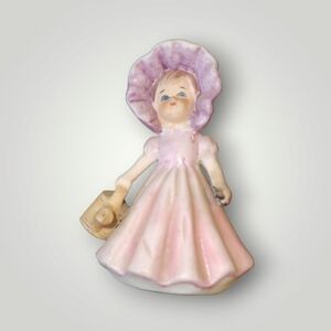 Figurine Rare "Dressing Up Like Mother"